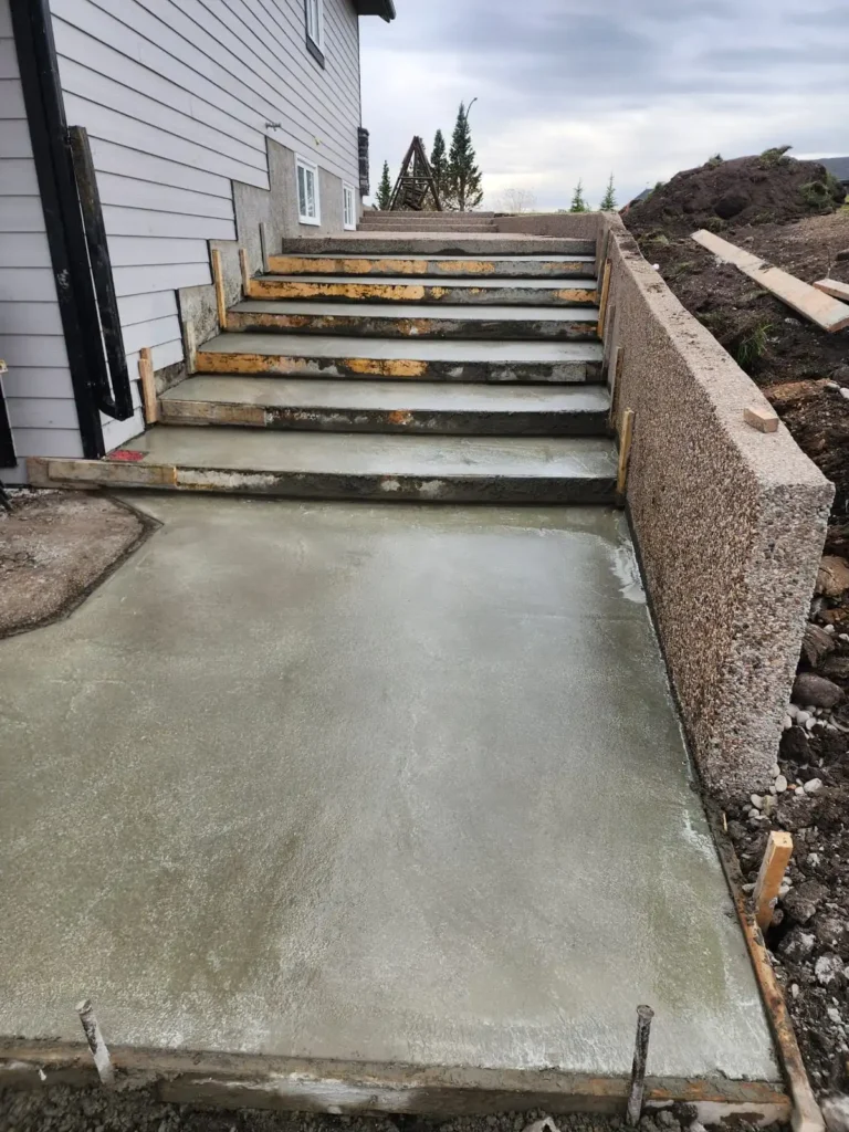 step concrete with wall